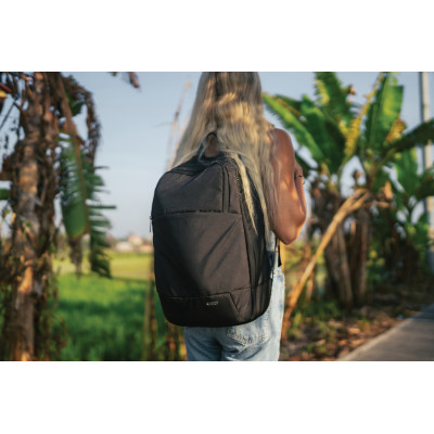 Swiss Peak AWARE™ modern 15.6" laptop backpack